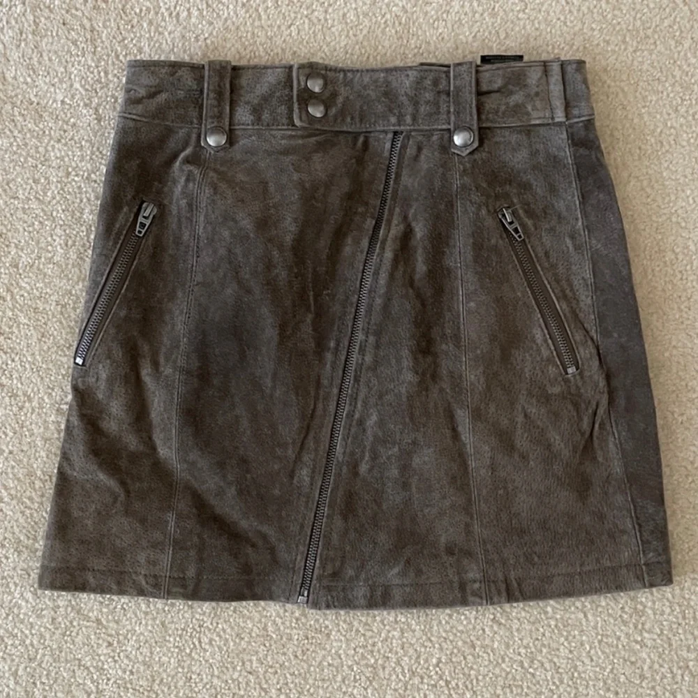NWT BLANKNYC Women's Zip Suede Miniskirt. Size 26/2. - Picture 5 of 6